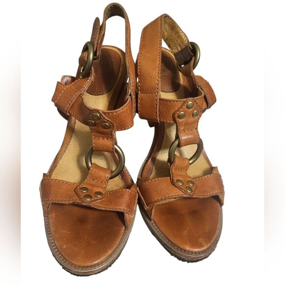 Frye by Anthropologie Mandy T-Strap Leather Sandals in Cognac Brown, Size 6 - Picture 7 of 13